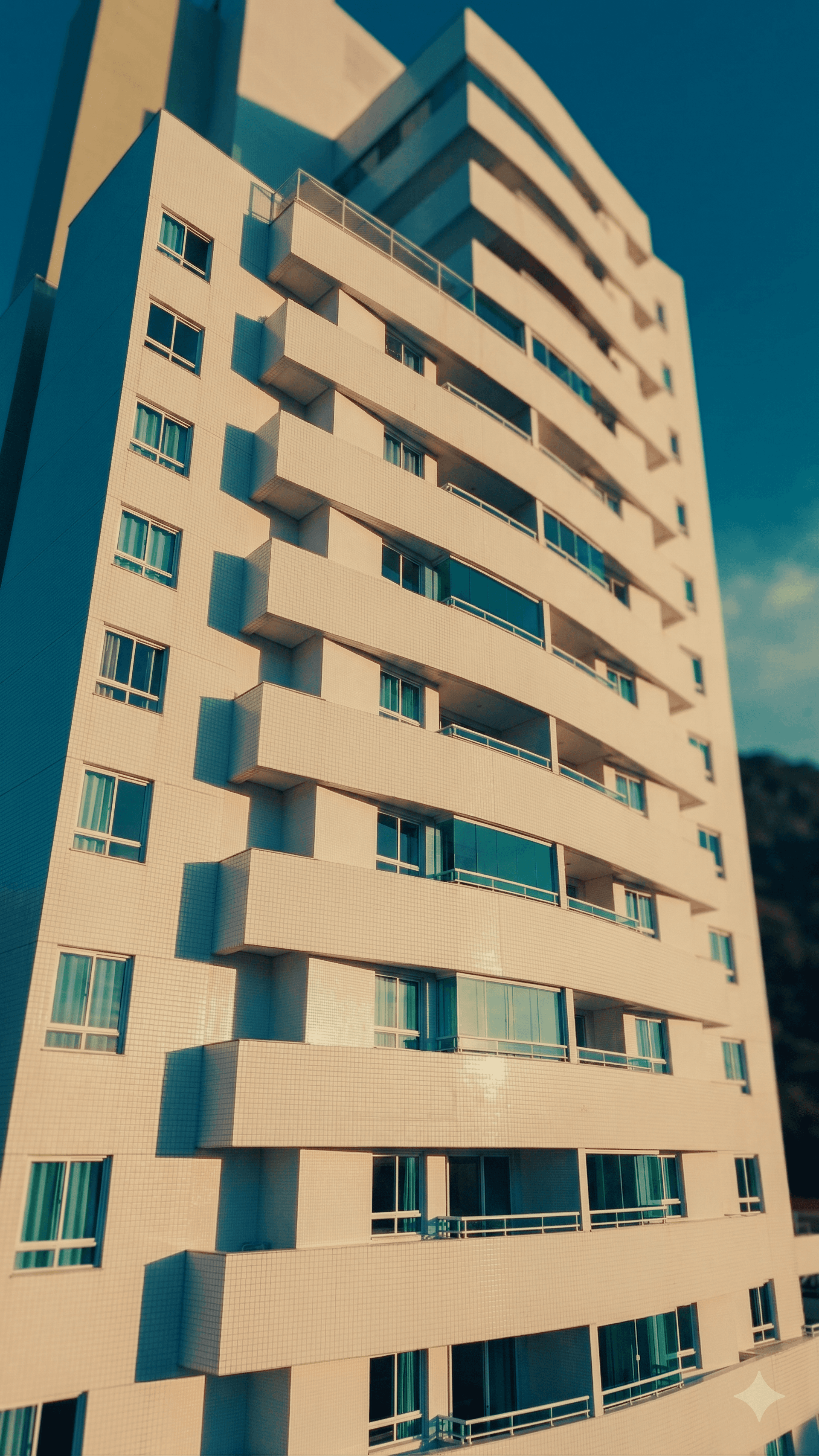 Fachada do Dunas Tirol com varandas amplas e acabamento em tons claros em Natal RN